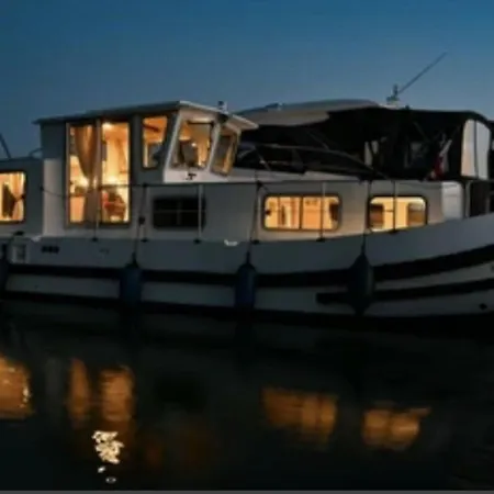 Botel HAEVN Hausboot
